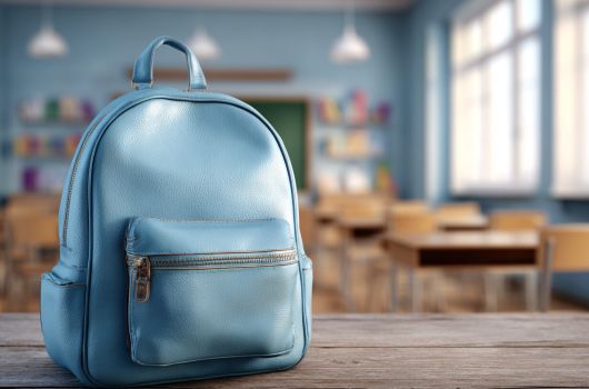 Modrý batoh na lavici