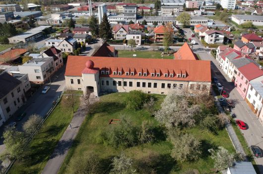 Budova školy z výšky - letecký záběr